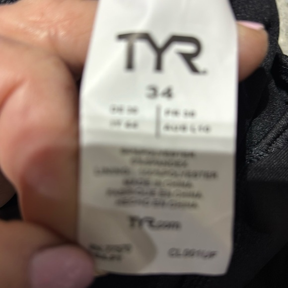 TYR Durafast max fit,medium neck line, keyhole back,UPF 50 performance swimsuit - Picture 8 of 9